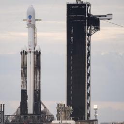 Eine SpaceX-Falcon-Heavy-Rakete mit der Psyche-Sonde an Bord wird in Cape Canaveral  für den Start vorbereitet.