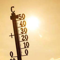 Ein analoges Thermometer vor der heißen Sommersonne