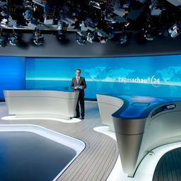 Michail Paweletz steht für tagesschau24 im Studio von ARD-aktuell.