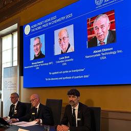 : Auf der Projektion während der Bekanntgabe des Nobelpreises für Chemie sind die Wissenschaftler Moungi Bawendi (l-r), Louis Brus und Alexei Ekimov zu sehen.