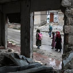 Kinder gehen an einem  zerstörten Gebäude in Idlib vorbei. (Archivbild: 2022)