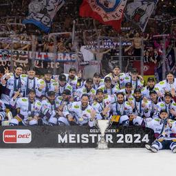 Das Team der Eisbären Berlin jubelt nach dem Gewinn des zehnten deutschen Meistertitels (Quelle: IMAGO / Matthias Koch)