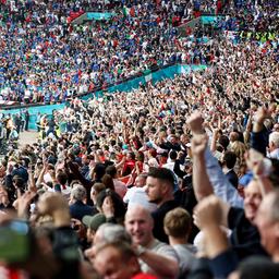 Fans von England jubeln nach einem Tor ihrer Mannschaft im Wembley-Stadion. (Archiv 2021)