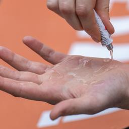 Aktivist verteilt Kleber auf seiner Hand