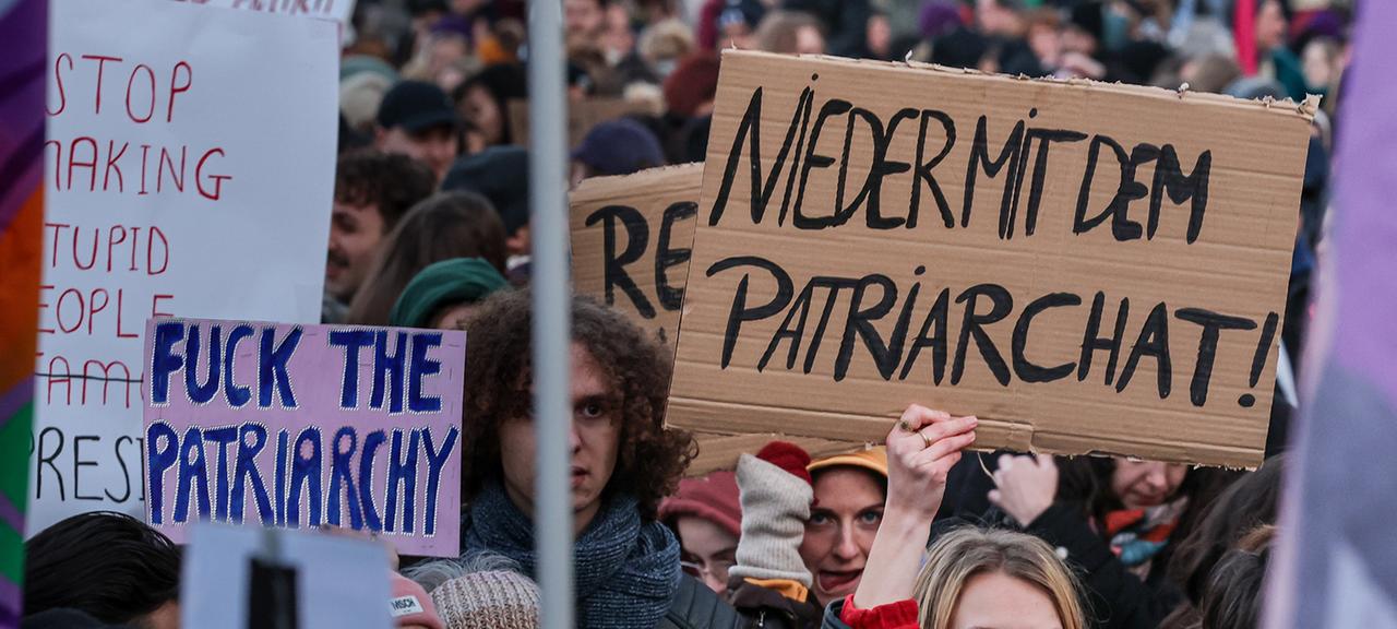 Am internationalen Frauentag demonstrieren Teilnehmer auf dem Rathausmarkt in Hamburg für die Rechte von Frauen. 