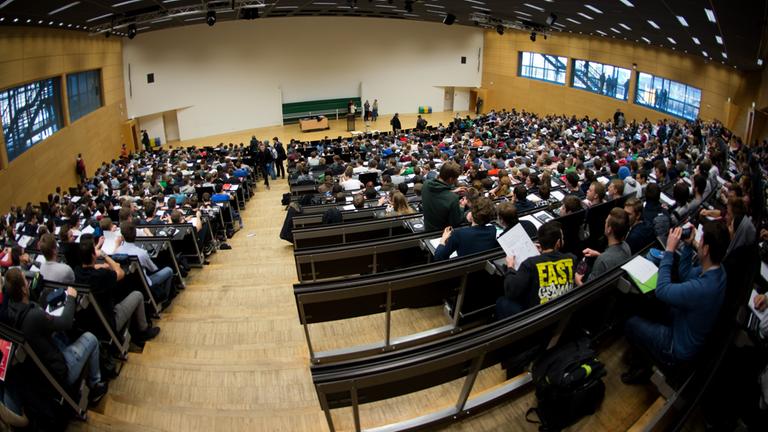 Studierende sitzen in einem Hörsaal der Technischen Universität (TU) Dresden. 
