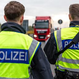 Beamte der Bundespolizei beobachten an der Autobahn A15, an der Grenze zwischen Polen und Deutschland, den aus Polen einreisenden Fahrzeugverkehr.