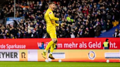  Holstein Kiel - Hannover 96, 17. Spieltag, Holstein-Stadion. Kiels Torwart Timon Weiner feiert den Treffer zum 1:0.