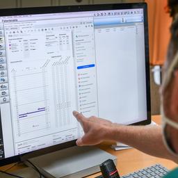 Ein Arzt schaut auf die elektronische Patientenakte (ePA) eines Patienten. (Foto: picture alliance/dpa/dpa-Zentralbild | Jens Kalaene) 