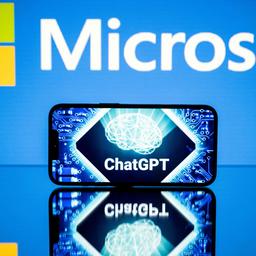 Die Logos von ChatGPT und Microsoft werden auf Bildschirmen bei einer Show in Toulouse gezeigt.