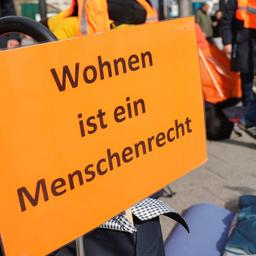 "Wohnen ist ein Menschenrecht" steht auf einem Schild bei einer Kundgebung des Hamburger Aktionsbündnis gegen Wohnungsnot.