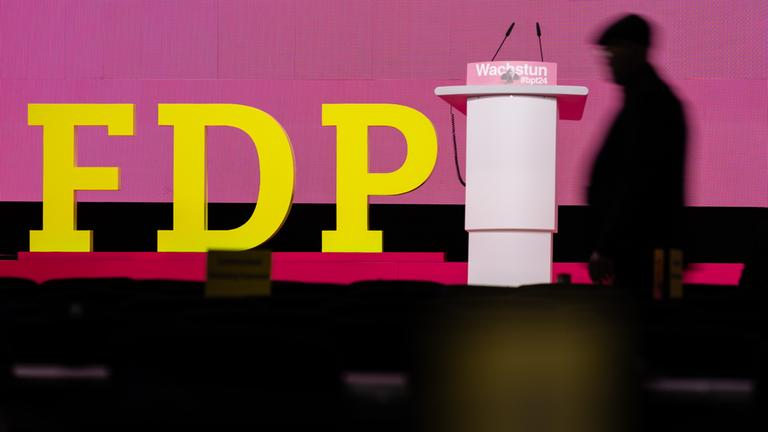 Blick auf ein FDP Schriftzug und Rednerpult auf dem Bundesparteitag der FDP in Berlin.