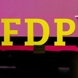 Blick auf ein FDP Schriftzug und Rednerpult auf dem Bundesparteitag der FDP in Berlin. 