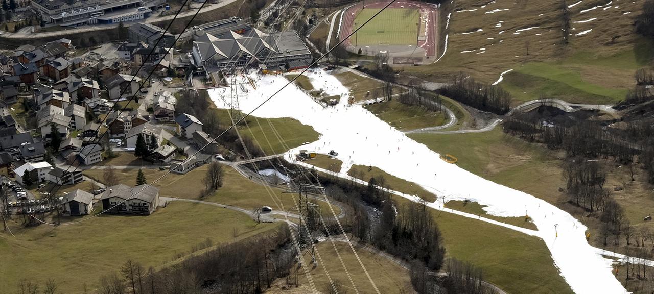 Blick auf eine künstlich beschneite Skipiste inmitten eines schneefreien Feldes auf 1411 Metern über dem Meeresspiegel. (Archivfoto vom 29.12.2022, Schweiz, Leukerbad)