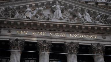 Der Schriftzug "New York Stock Exchange" in goldenen Buchstaben unter einem klassizistschen Giebel.