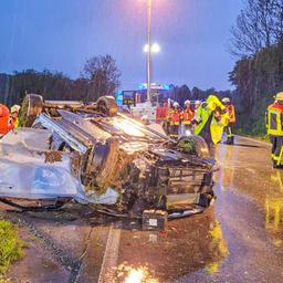 Ein zerstörtes Auto liegt nach einem tödlichen Autounfall auf der L552 im Kreis Karlsruhe.