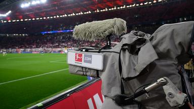 Eine TV-Kamera bei einem Spiel in der Fußball-Bundesliga.