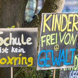 "Schule ist kein Boxring" und "Kinder frei von Gewalt" steht auf Schildern.