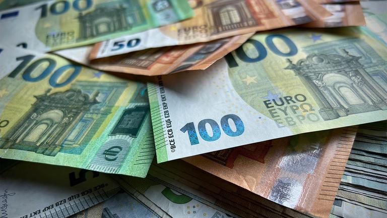 50-Euro- und 100-Euro-Geldscheine