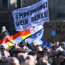 Tausende Menschen demonstrieren in Dresden gegen die Corona-Maßnahmen.
