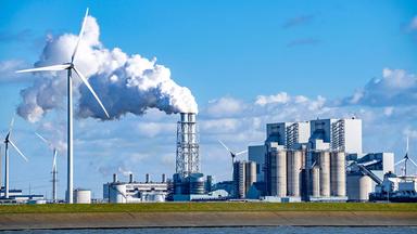 Gaskraftwerk Magnum, mit einer Leistung von 1410 Megawatt, daneben das Kohlekraftwerk Eemshaven.