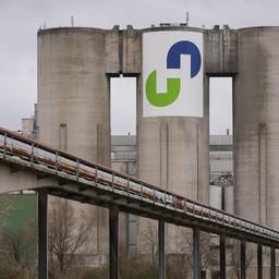 Lagersilos auf dem Gelände des Zementwerks von Holcim. 