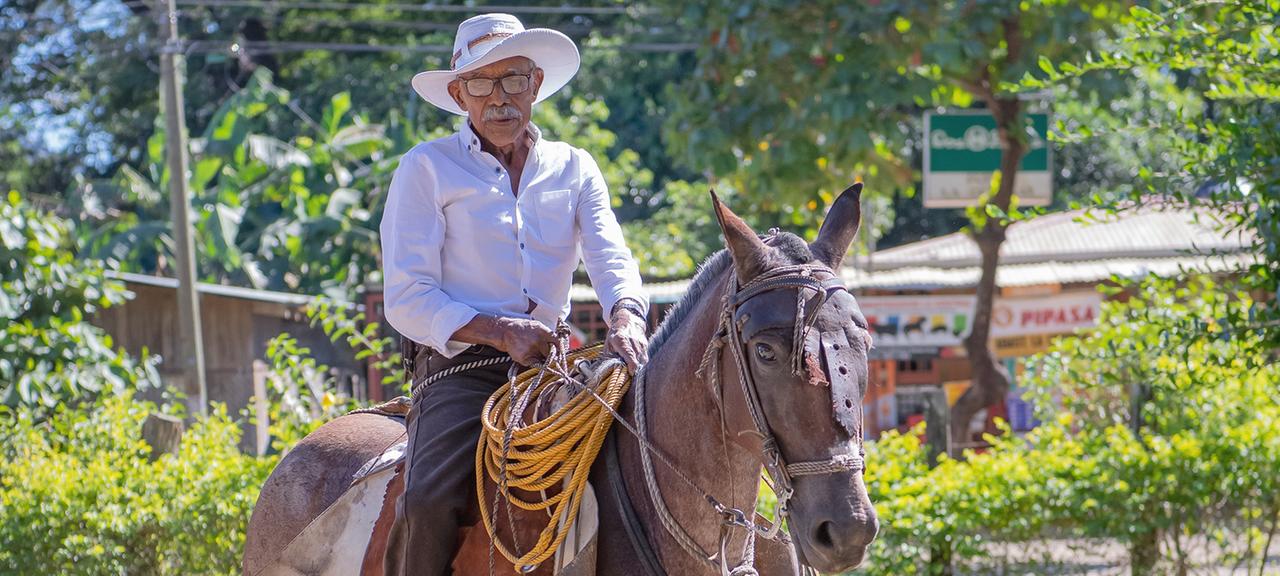 Jose Ramiro Guadamuz Chauarria reitet auf der Insel Nicoya ein Pferd.