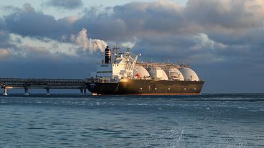 LNG Tanker am Kai einer Anlage für verflüssigtes Erdgas in Russland.