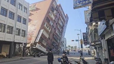 Ein teils eingestürztes Gebäude im Osten Taiwans nach einem starken Erdbeben.