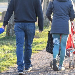 Eltern mit ihren Kindern gehen spazieren.