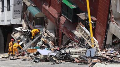 Rettungskräfte suchen in einem beschädigten Gebäude in Hualien nach Überlebenden.