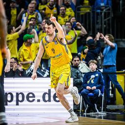 Jonas Mattisseck von Alba Berlin jubelt über einen Punkt gegen Rostock. (Foto: IMAGO / camera4+)