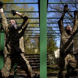 Rekruten trainieren in der Region Kiew (Ukraine)