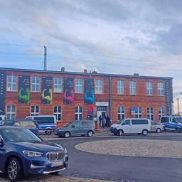 Einsatzfahrzeuge vor dem "Bunten Bahnhof" in Cottbus (Bild: rbb/Schneider)