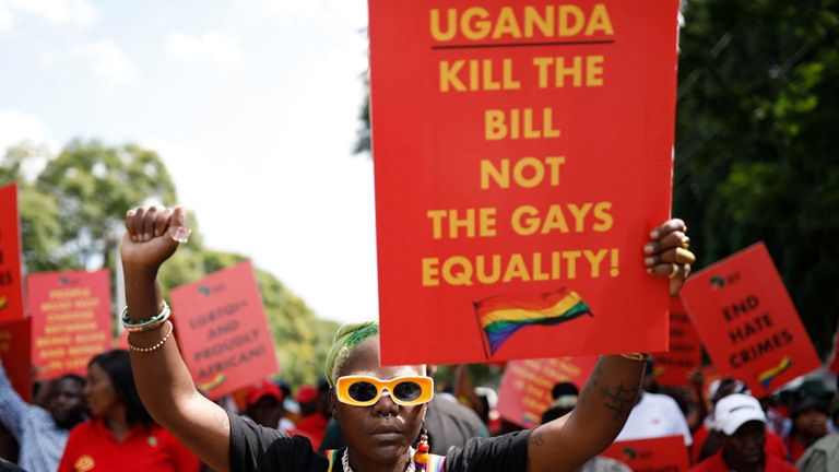 Demo im südafrikanischen Pretoria gegen das ugandische LGBTQ-Gesetz.