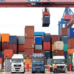 Container werden auf dem Container Terminal Altenwerder der Hamburger Hafen und Logistik AG im Hamburger Hafen umgeschlagen. 
