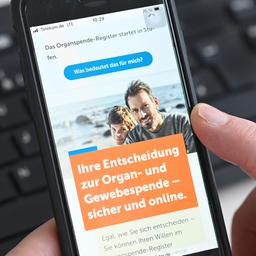 Die Internetseite "www.organspende-register.de" ist auf einem Smartphone zu sehen.