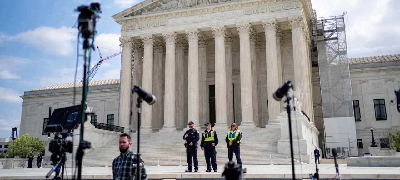 Journalisten vor dem Supreme Court in Washington.