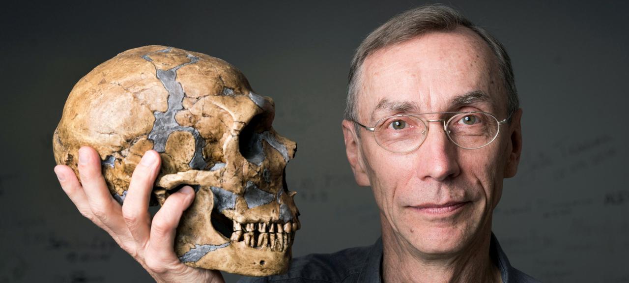 Svante Pääbo, Direktor am Max-Planck-Institut für evolutionäre Anthropologie in Leipzig, hält einen Schädel in der Hand.