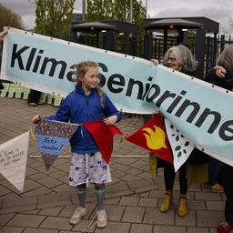 Ein junges Mädchen steht neben den Aktivistinnen der Klimaseniorinnen aus der Schweiz vor dem Europäischen Gerichtshof für Menschenrechte.