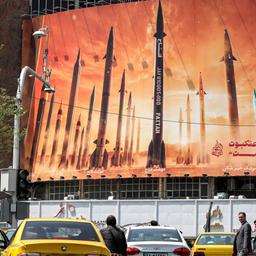 Ein Plakat in Teheran zeigt iranische Raketen und verspricht, dass Israel "schwächer als ein Spinnennetz" sei.