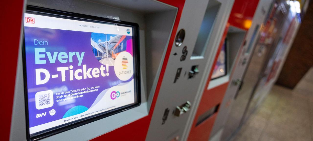 "All you can fahr! - 49 Euro - Das Deutschlandticket" steht auf den Monitoren von Fahrkartenautomaten.