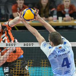 Marek Sotola von den BR Volleys im Duell mit dem Friedrichshafener Tim Peter (imago images/Fotostand)