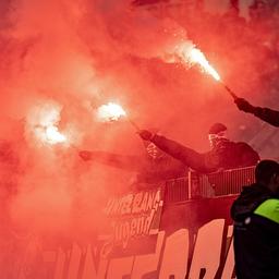 Fußball-Anhänger zünden beim Spiel Hannover gegen Braunschweig Pyrotechnik im Stadion.