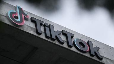 Der Schriftzug von TikTok in am Eingang der US-Zentrale der App in Culver City (USA)