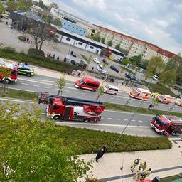 Einsatzkräfte vor dem Humbold-Gymnasium in Greifswald