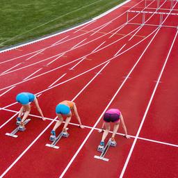 Hürdenläuferinnen stehen auf Startposition
