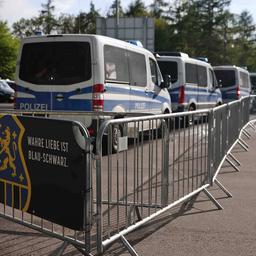 Fahrzeuge der Polizei stehen vor dem Saarbrücker Ludwigsparkstadion.