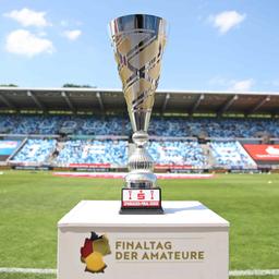 Der Siegerpokal des Sparkassen-Pokal Saar steht im Saarbrücker Ludwigsparkstadion.