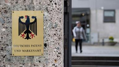 Schild am Eingang zum Deutschen Patent- und Markenamt.